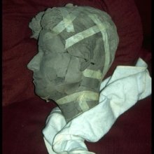 Zelfportret
Chamotteklei, papertape, textiel   
Ware grootte   
1991