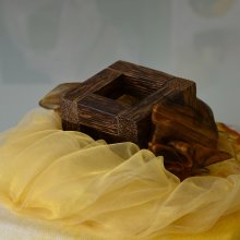 Duurzame Dromen in Geel   
inkt op katoen, hout, voile   
20 x 20 x 15 cm     
2024