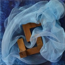 Duurzame Dromen in Blauw
inkt op katoen, hout, voile   
20 x 20 x 10 cm     
2024